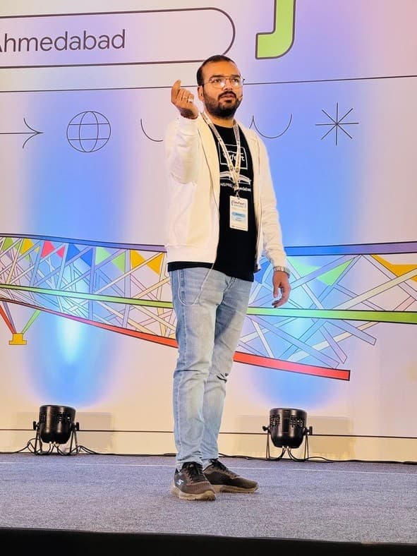 Nishith Rajyaguru speaking at GDG DevFest